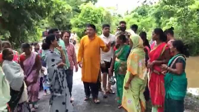 Video : शिंदे गटातील आमदारही अॅक्शन मोडमध्ये, मतदारांसाठी आ. जैस्वाल यांनी गुडघाभर पाण्यातून काढली वाट
