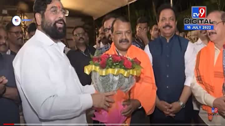 Rajendra Gavit Join Shinde Group | शिवसेनेचे दुसरे खासदार राजेंद्र गावित शिंदे गटात सामील Rajendra Gavit Join Shinde Group | शिवसेनेचे दुसरे खासदार राजेंद्र गावित शिंदे गटात सामील