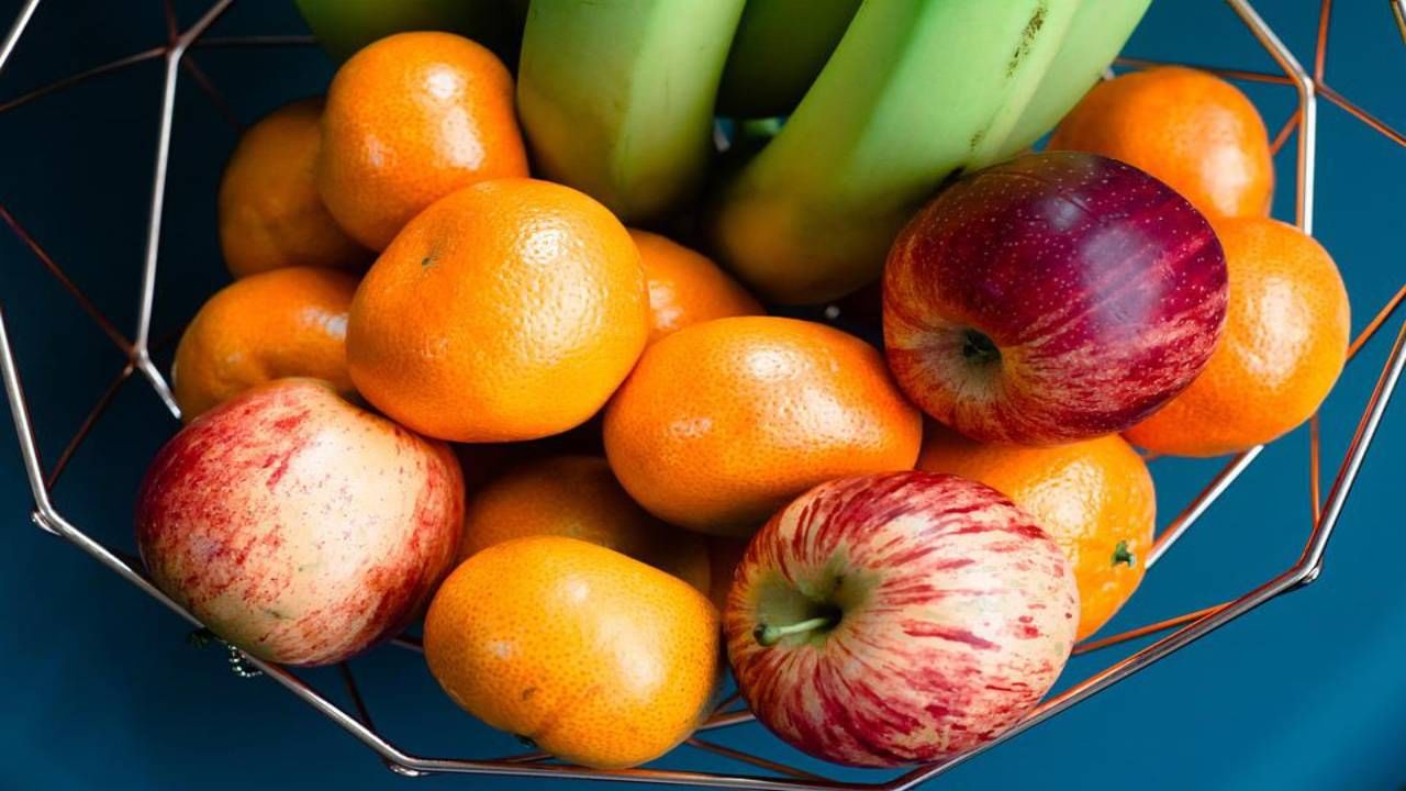 Healthy Fruits :रंगीबेरंगी फळे, भाज्यांच्या सेवनामुळे महिलांचे आरोग्य वाढते! तुम्हीही खाता की नाही?