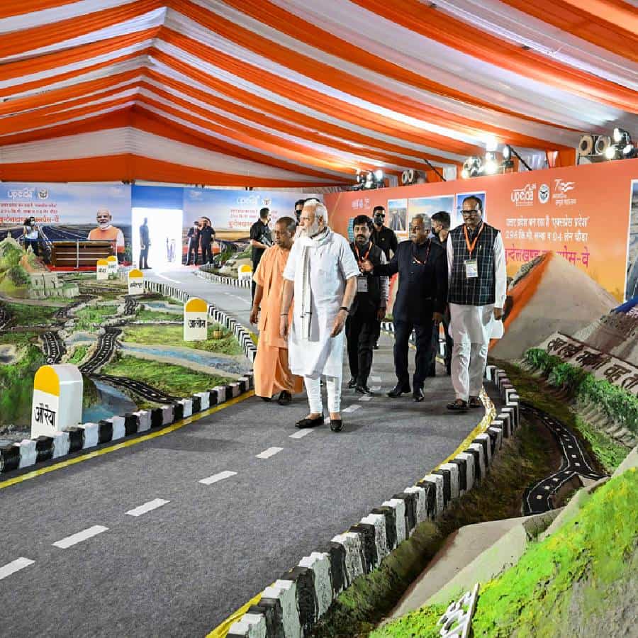 विकासाचा हा वेग आणखी वाढवण्यासाठी पंतप्रधान नरेंद्र मोदी आज बुंदेलखंड एक्सप्रेस वेचे उद्घाटन करणार आहेत. पंतप्रधान मोदी जालौनच्या कैथरी गावात हा एक्सप्रेसवे जनतेला समर्पित करणार आहेत. विशेष म्हणजे हा एक्स्प्रेस वे विक्रमी वेळेत बांधण्यात आला असून अंदाजे खर्चापेक्षा कमी खर्च आला आहे.