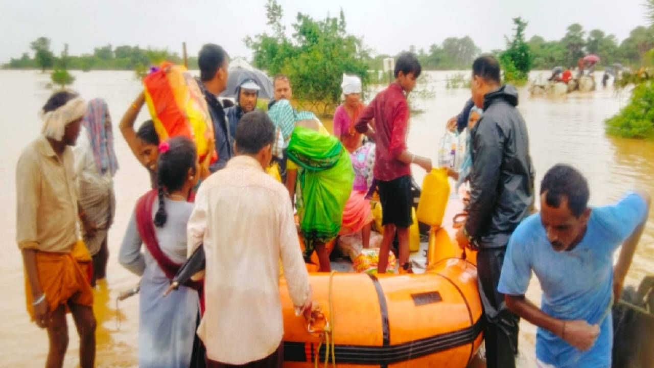 राज्य आपत्ती प्रतिसाद दलाच्या 17 तुकड्या पूर प्रवण जिल्ह्यात तैनात; 11 हजार 836 नागरिकांचे सुरक्षित स्थलांतर; धोकादायक घाटातून एकेरी वाहतूक राज्य आपत्ती प्रतिसाद दलाच्या 17 तुकड्या पूर प्रवण जिल्ह्यात तैनात; 11 हजार 836 नागरिकांचे सुरक्षित स्थलांतर; धोकादायक घाटातून एकेरी वाहतूक