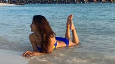 Mouni Roy Image : समुद्र किनाऱ्यावर मौनी रॉयची बोल्ड अंदाज; सोशल मीडियावर शेअर केले बिकीनी लूक फोटोज