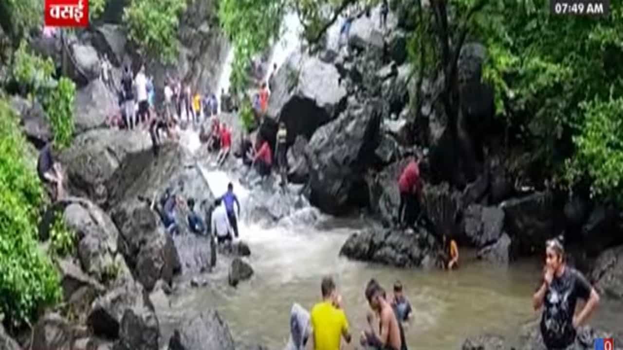 Tungareshwar WaterFalls : तुंगारेश्वर धबधब्यावर पर्यटकांची गर्दी; पोलिसांच्या आदेशाला हरताळ