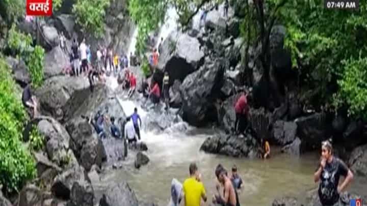 Tungareshwar WaterFalls : तुंगारेश्वर धबधब्यावर पर्यटकांची गर्दी; पोलिसांच्या आदेशाला हरताळ Tungareshwar WaterFalls : तुंगारेश्वर धबधब्यावर पर्यटकांची गर्दी; पोलिसांच्या आदेशाला हरताळ
