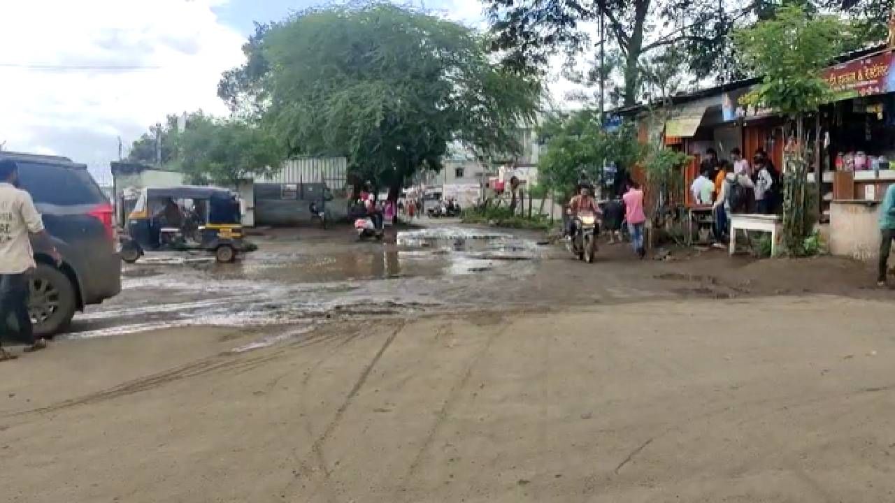 Malegaon | मालेगावात पहिल्याच पावसात शहरातील रस्त्यांची झाली चाळण, सार्वजनिक बांधकाम विभाग मूग गिळून गप्पच...