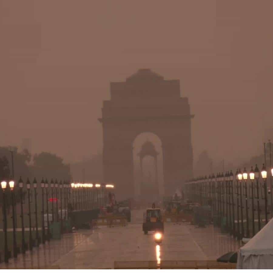 अनेक दिवसांपासून उकाड्याने हैराण झालेल्या दिल्लीतील नागरिकांना शनिवारपासून दिलासा मिळाला आहे. पावसामुळे दिल्ली-एनसीआरमध्ये वातावरण आल्हाददायक झाले आहे. आज (रविवार) सकाळपासूनच देशाची राजधानी दिल्लीत पावसाच्या हालचाली दिसून आल्या आहेत.