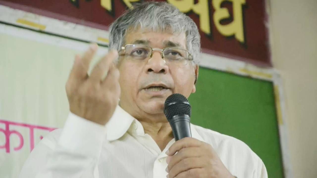 Prakash Ambedkar : काँग्रेस पक्ष अक्कलशून्य झालाय, आता काँग्रेस, राष्ट्रवादीला दुय्यम स्थान द्या, आंबेडकरांचं विरोधकांना आवाहन