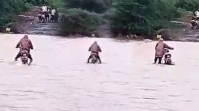 Nashik | निफाड तालुक्यात कादवा नदीच्या पुलावर पुराचा धोका, तरीही वाहतूक सुरू!