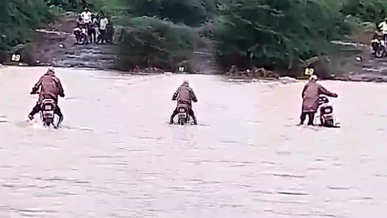 Nashik | निफाड तालुक्यात कादवा नदीच्या पुलावर पुराचा धोका, तरीही वाहतूक सुरू!