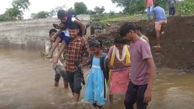 Nandurbar: खांद्यावर बसा अन् शाळेला चला! प्रशासन मनावर घेत नाही, विद्यार्थ्यांचे हाल...