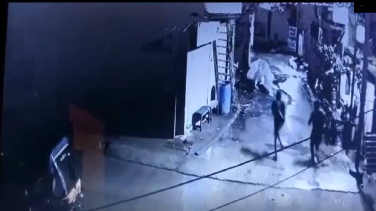 CCTV Video : उल्हासनगरमध्ये एकाच रात्री 25 गाड्यांची तोडफोड, घटना सीसीटीव्हीत कैद