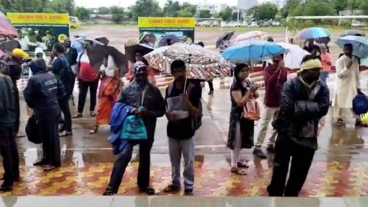 Chandrapur NEET : चंद्रपुरात नीट परीक्षेसाठी विद्यार्थ्यांची धांदल, केंद्रांवर पोचण्यासाठी अडचणींचा सामना, प्रशासनाने उभारल्या सुविधा Chandrapur NEET : चंद्रपुरात नीट परीक्षेसाठी विद्यार्थ्यांची धांदल, केंद्रांवर पोचण्यासाठी अडचणींचा सामना, प्रशासनाने उभारल्या सुविधा