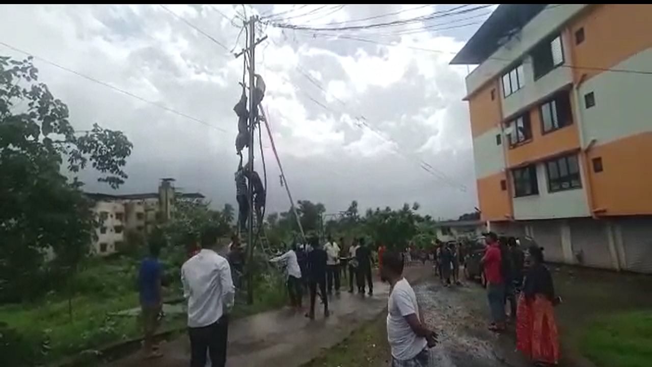 लाईन दुरुस्तीसाठी विजेच्या खांबावर चढला आणि अचानक वीज पुरवठा सुरू झाला; वांगणीतील थरारक प्रकार कॅमेऱ्यात कैद लाईन दुरुस्तीसाठी विजेच्या खांबावर चढला आणि अचानक वीज पुरवठा सुरू झाला; वांगणीतील थरारक प्रकार कॅमेऱ्यात कैद