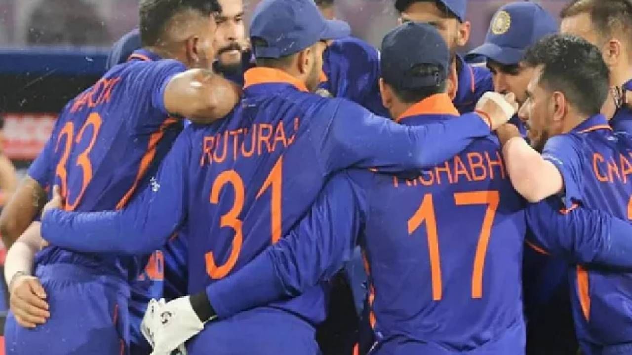 Asia Cup 2022 : आशिया चषका आगोदर टीम इंडियाला मोठा धक्का, पाठीच्या दुखण्यामुळे महत्त्वाचा गोलंदाज संघाबाहेर