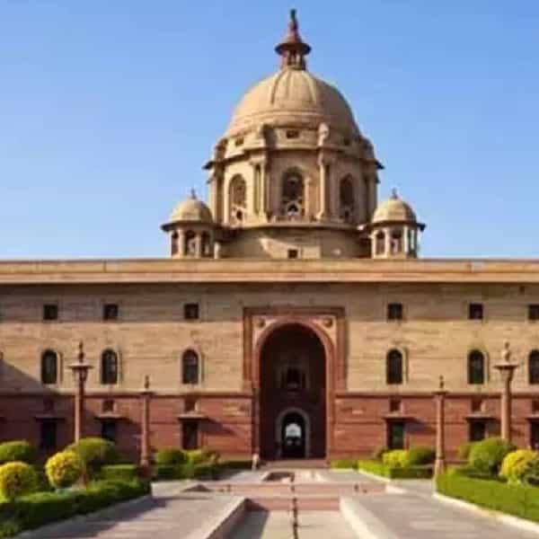 उपराष्ट्रपतीपदाच्या निवडणुकीची अधिसूचना 5 जुलै रोजी जारी करण्यात आली आहे. यासाठी 19 जुलैपर्यंत उमेदवारी अर्ज दाखल करता येणार आहेत.
आयोगाने निवडणुकीसाठी 6 ऑगस्ट ही तारीख निश्चित केली आहे. देशाचे विद्यमान उपराष्ट्रपती व्यंकय्या नायडू यांचा कार्यकाळ 11 ऑगस्ट रोजी संपत आहे.