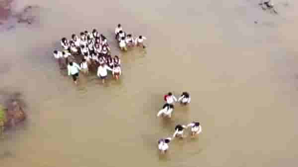Buldana River : धोकादायक नदीपात्रातून विद्यार्थी जातात शाळेत, बुलडाण्यातील आमना नदीवरील पुलाचा प्रश्न केव्हा मिटणार?