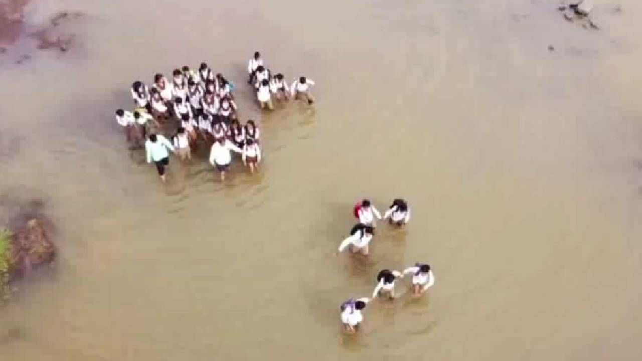 Buldana River : धोकादायक नदीपात्रातून विद्यार्थी जातात शाळेत, बुलडाण्यातील आमना नदीवरील पुलाचा प्रश्न केव्हा मिटणार?