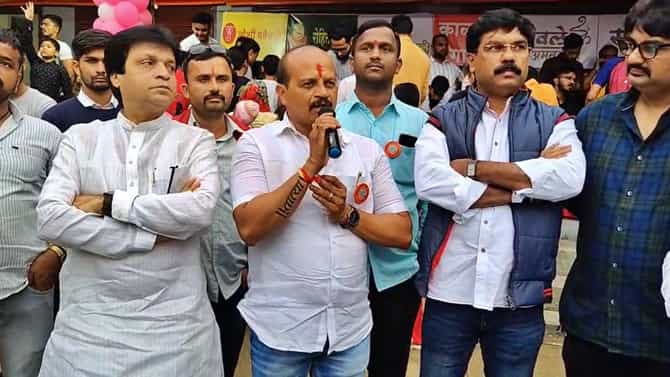 Vasant More : गरमागरम वडापाव अन् वाफाळलेल्या चहासाठी पुणेकरांची झुंबड, वसंत मोरेंनी कात्रजमध्ये भरवला वडापाव आणि चहा महोत्सव