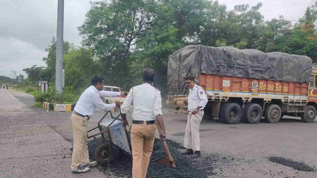 Buldana | खामगाव वाहतूक पोलिसांवर खड्डे बुजविण्याची वेळ, राष्ट्रीय महामार्गावरील खड्डे बनले डोकेदुखी!