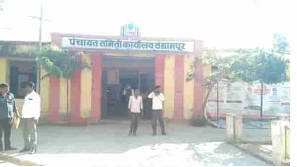Party | पंचायत समितीच्या BDO सह ग्रामसेकवकांची ओली पार्टी, बुलडाण्याच्या संग्रामपुरचा व्हिडिओ व्हायरल