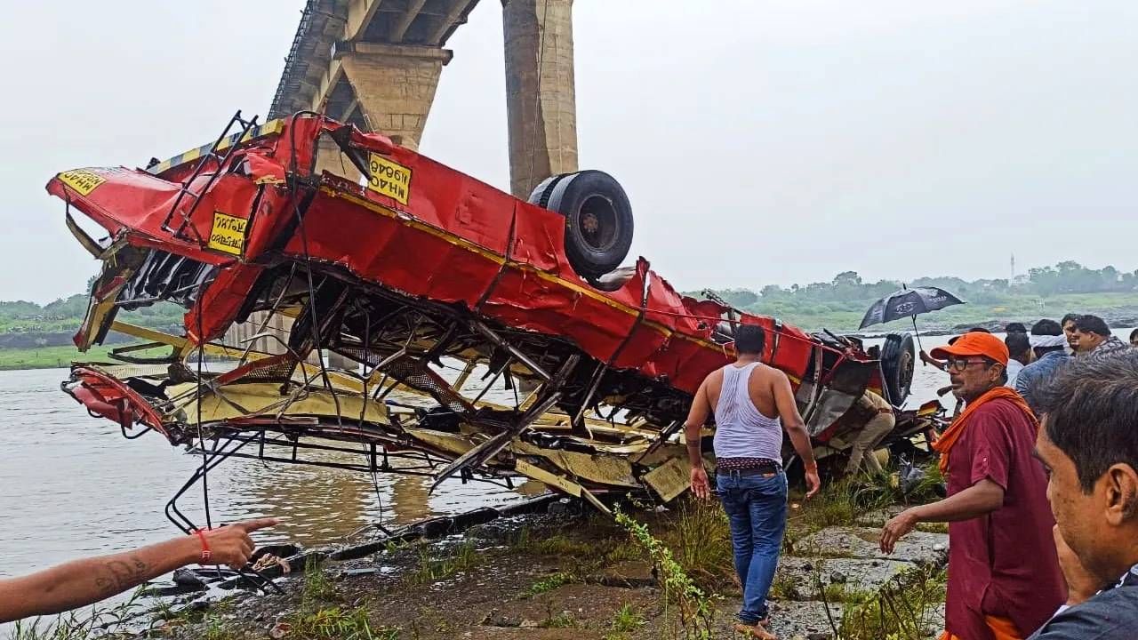 Madhya Pradesh Bus Accident: इंदूर अपघातात बसचा चक्काचूर, केवळ सांगाडाच उरला, त्या शेवटच्या काही मिनिटात काय घडलं?