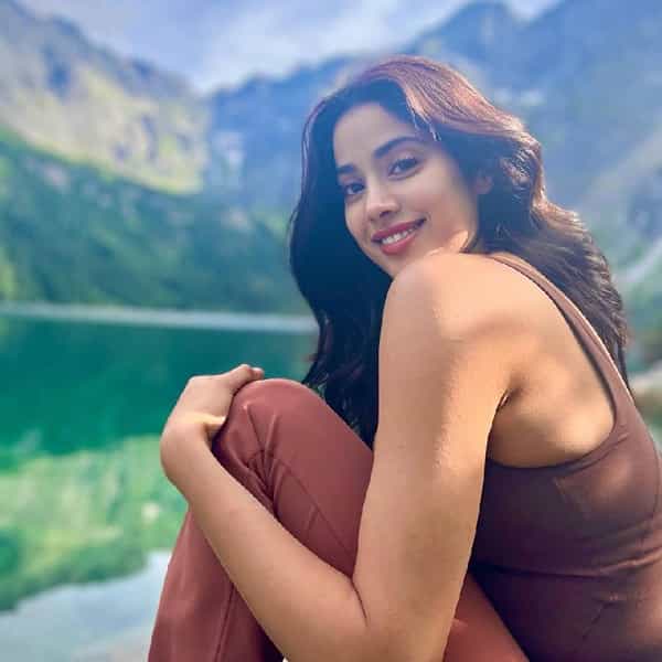 बॉलिवूडची 'धडक' गर्ल जान्हवी कपूरला व्हेकेशनवर जायला आवडते आणि ती अनेकदा तिच्या व्हेकेशनचे फोटो चाहत्यांसोबत शेअर करताना दिसते. अलीकडेच जान्हवीने तिच्या इन्स्टा अकाऊंटवर तिचे व्हेकेशनचे फोटो अपलोड केले आहेत, ज्यामध्ये ती खूपच हॉट आणि गॉर्जियस दिसत आहे,