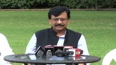 Sanjay Raut : मुख्यमंत्र्यांवरच अपात्रतेची टांगती तलवार, त्यांची शपथही बेकायदेशीर, ते काय कार्यकारिणी बरखास्त करणार?; राऊतांनी फटकारलं