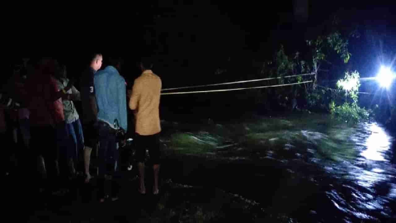 Jalgaon Tourist Rescue : गारबर्डी धरणावर अडकलेल्या 9 पर्यटकांची सुटका, ग्रामस्थ आणि प्रशासनाने तरुणांना सुखरुप बाहेर काढले