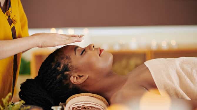 Reiki healing: रेकी हीलिंग थेरपीकडे वाढतोय अनेकांचा कल, जापानी थेरपीची भारतातही क्रेझ