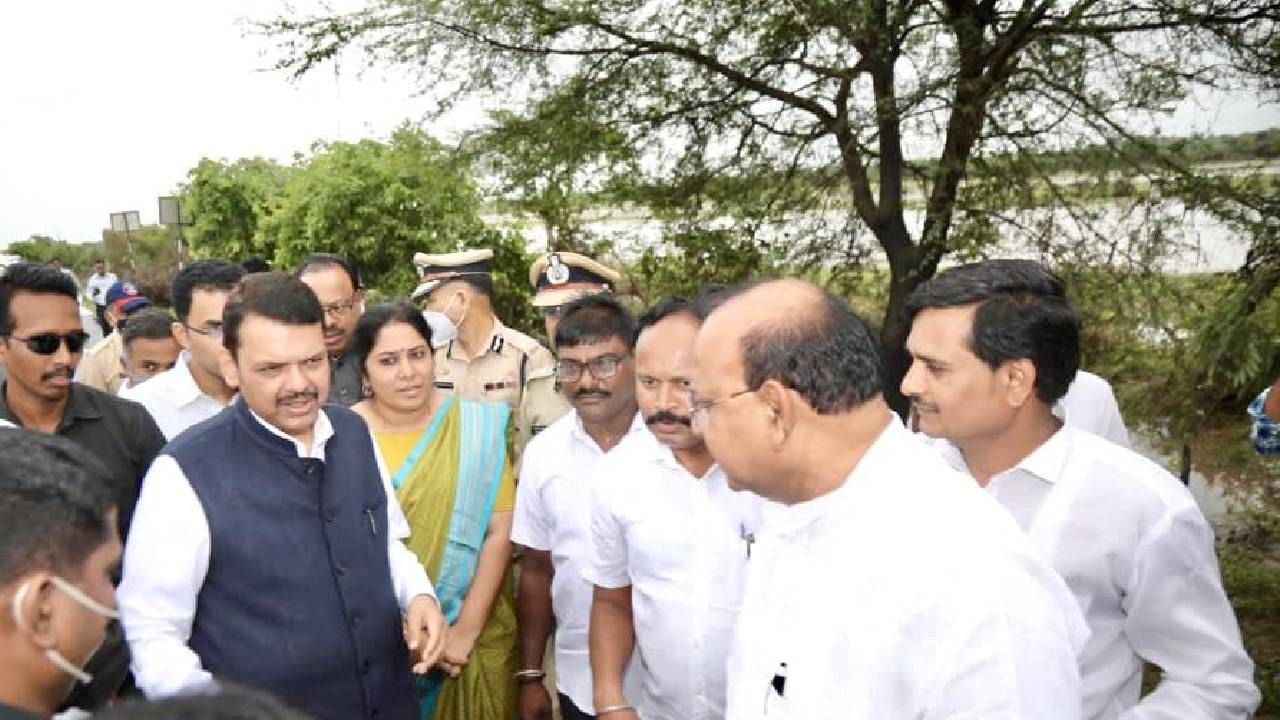 Devendra Fadnavis : उपमुख्यमंत्री देवेंद्र फडणवीस यांचा वर्ध्यातील नुकसानग्रस्तांशी संवाद, हिंगणघाटसह कान्होली येथे भेट देत घेतला आढावा Devendra Fadnavis : उपमुख्यमंत्री देवेंद्र फडणवीस यांचा वर्ध्यातील नुकसानग्रस्तांशी संवाद, हिंगणघाटसह कान्होली येथे भेट देत घेतला आढावा