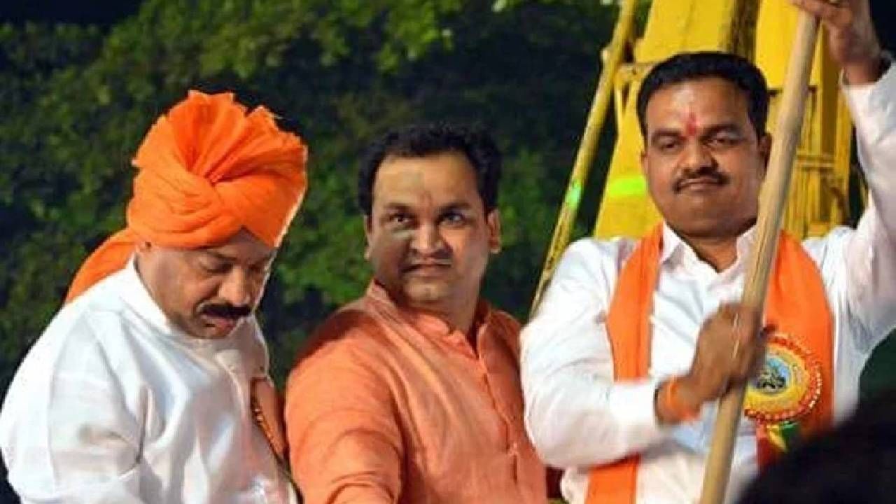 Thane: प्रामाणिक शिवसैनिकांना त्रास दिल्यास जशास तसे उत्तर देऊ- रुपेश म्हात्रे यांचा इशारा Thane: प्रामाणिक शिवसैनिकांना त्रास दिल्यास जशास तसे उत्तर देऊ- रुपेश म्हात्रे यांचा इशारा
