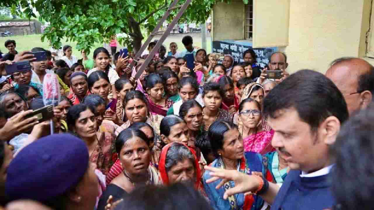 Video Devendra Fadnavis : आमचं पुनर्वसन झालं पाहिजे, आम्हाला दोन शब्द लिहून द्या, वर्ध्यात महिला आक्रमक, देवेंद्र फडणवीस म्हणाले...