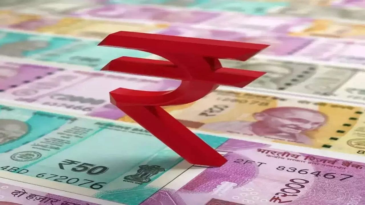 RUPEE FALL: मोदी सरकारच्या कार्यकाळात रुपया 37% डाउन, 8 वर्षात 21 रुपयांनी घसरण RUPEE FALL: मोदी सरकारच्या कार्यकाळात रुपया 37% डाउन, 8 वर्षात 21 रुपयांनी घसरण