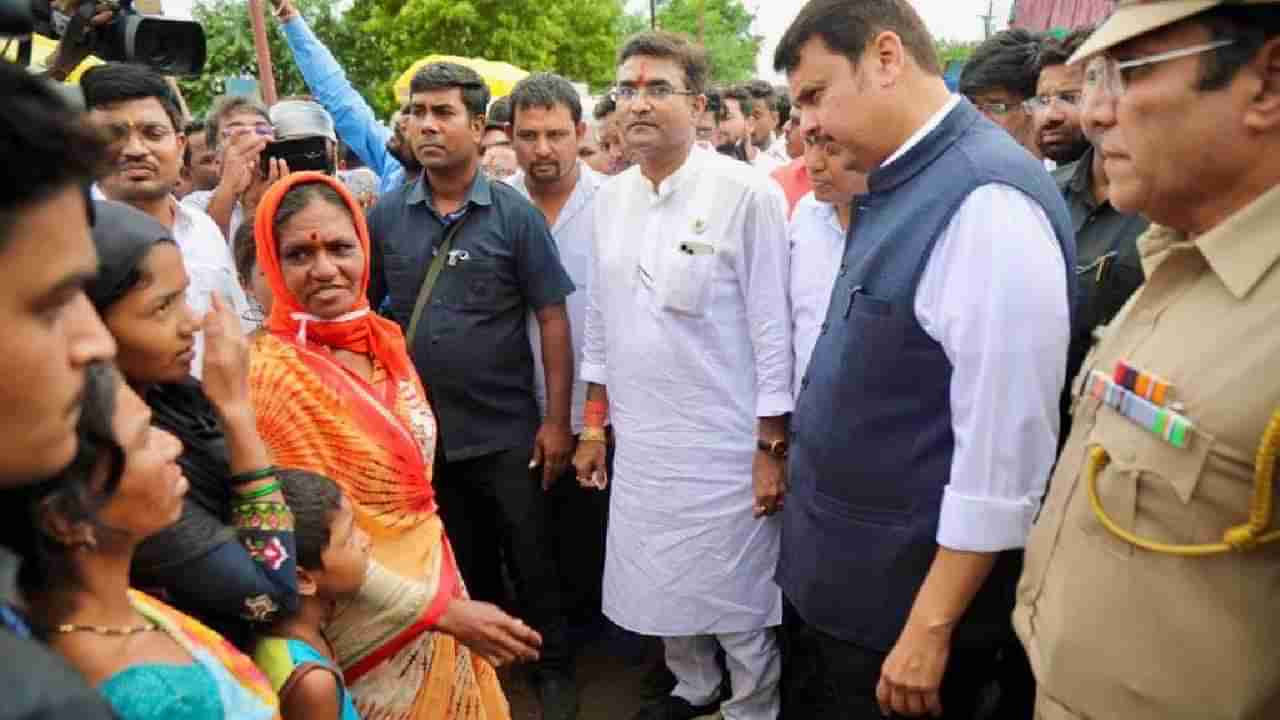 Chandrapur Flood : चिमूरमधील चावडी मोहल्ला भागाला देवेंद्र फडणवीस यांची भेट, शेती-घरे आणि मूलभूत सोयीसुविधांचे मोठे नुकसान