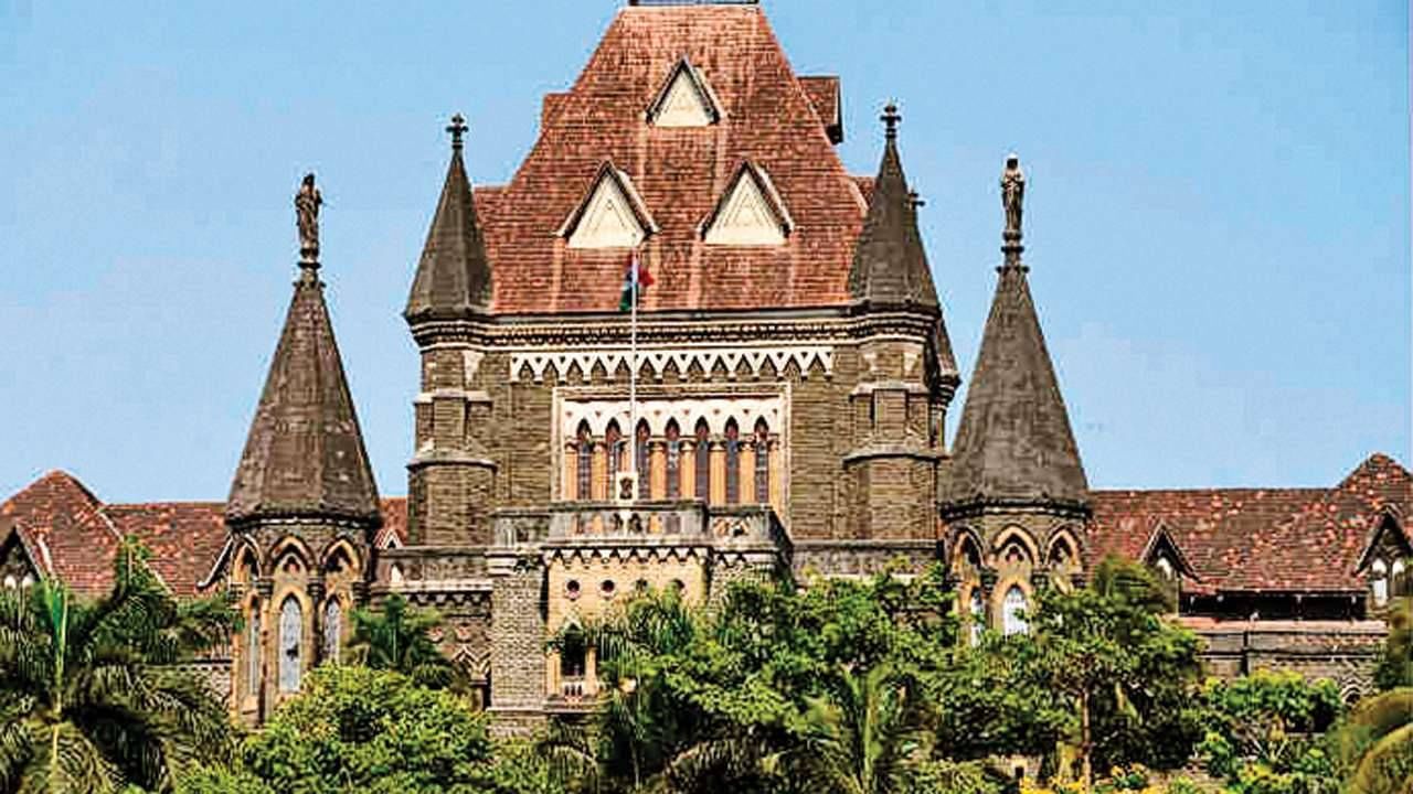 Bombay High Court | मुंबई उच्च न्यायालयातील कोर्ट रूम 13 मध्ये मास्क सक्ती, कोर्ट रूमबाहेर फलक!