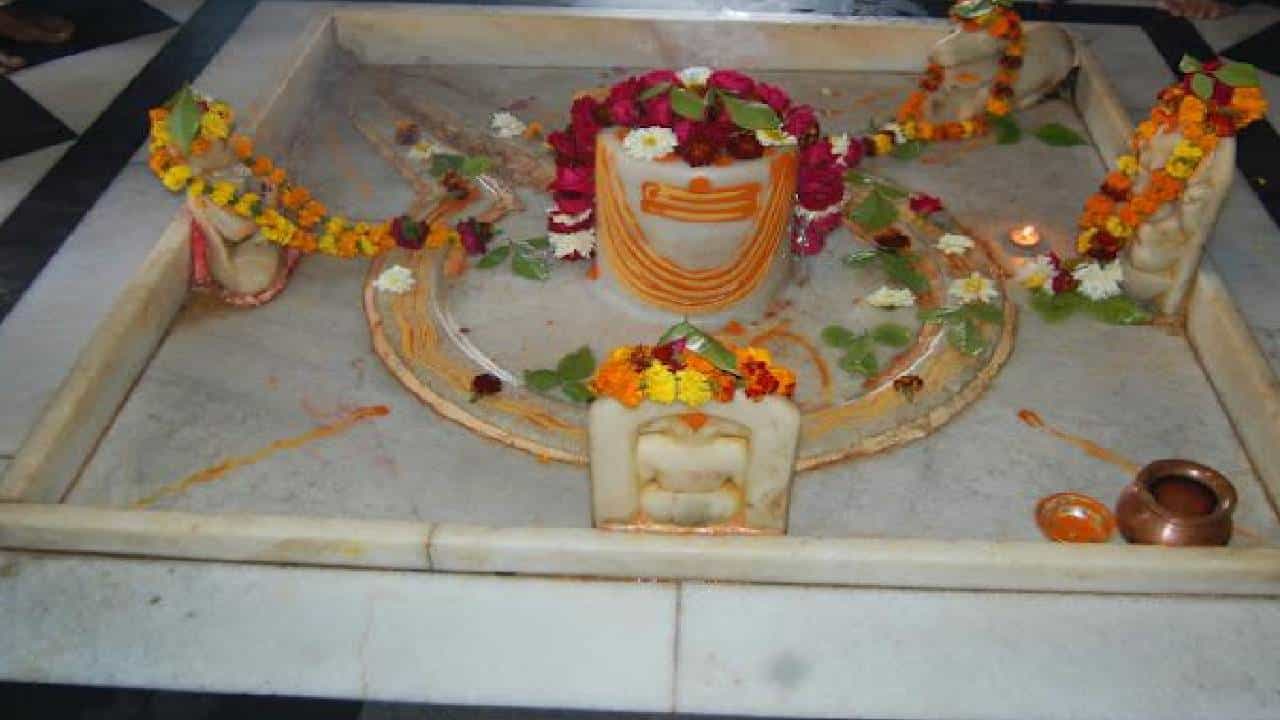 Shravan 2022: 850 वर्षे जुने राजेश्वर मंदिर, जिथे शिवलिंगाचा रंग बदलतो
