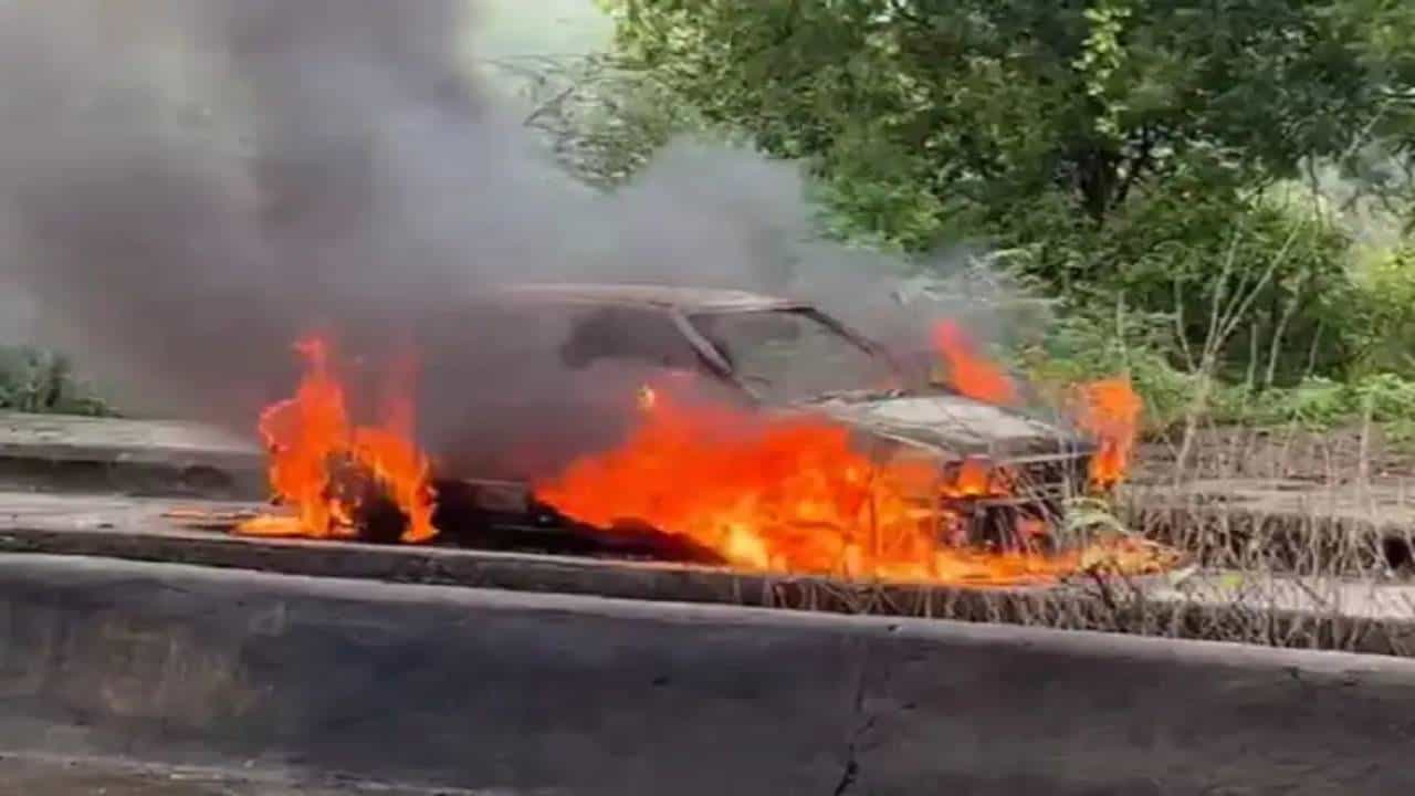 Nagpur Suicide : जेवणाच्या बहाण्याने सामूहिक आत्महत्येचा प्लान! कार पेटवली, स्वतःलाही पेटवून घेतले, पण बायको-मुलगा थोडक्यात वाचला