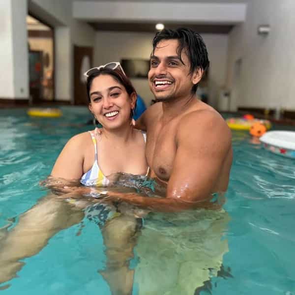 अभिनेता अमीर खानची मुलगी आयरा कायम आपल्या बोल्ड अंदाजामुळे चर्चेत असली पहाया मिळते. आयारा सोशल मीडियावरही सक्रिय असून कायम आपले फोटो व्हिडीओ शेअर करताना दिसून येते . नुकतेच नुपूर सोबत स्वामिंगपूलमधील फोटो शेअर केले आहेत