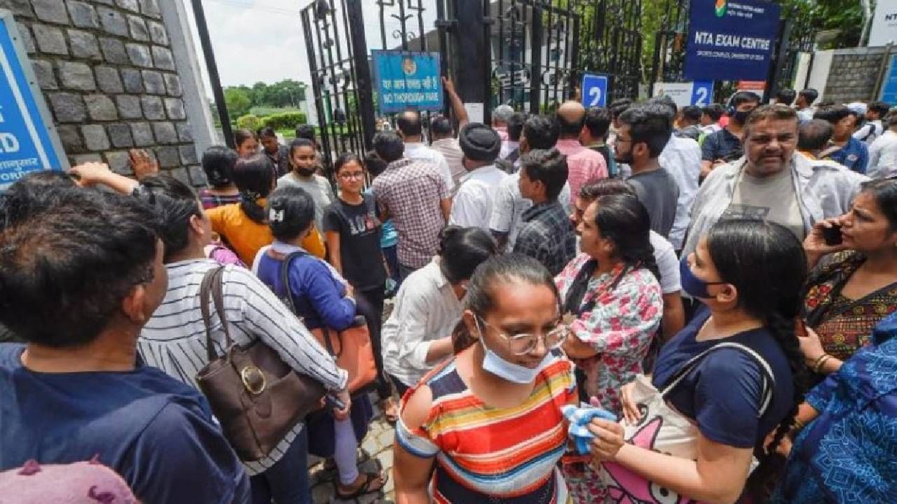 NEET Exam 2022: परीक्षेला बसण्याआधी विद्यार्थिनींना अंतर्वस्त्र काढायला लावली! पालकांचा संताप, विद्यार्थिनींचे मानसिक हाल