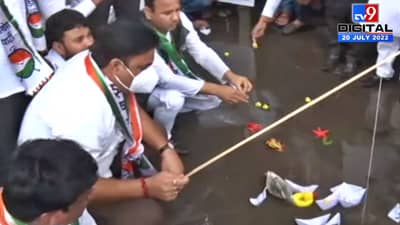 NCP Protest : पुणेकरांना पर्यटनासाठी बाहेर जाण्याची गरज नाही, राष्ट्रवादीनं रस्त्यांवरच्या खड्ड्यात सोडल्या कागदी बोटी अन् बदकं