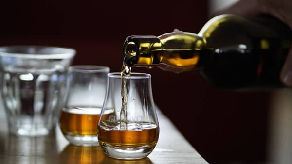 Alcohol Drinking : रविवारी रात्री दारु प्यायले, बुधवारी सकाळी दारु प्यायलेल्या सातही जणांचा मृत्यू! खळबळजनक घटना
