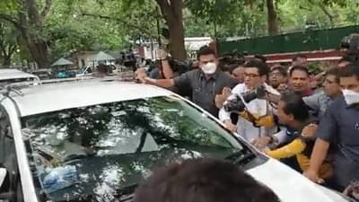 Sonia Gandhi ED Inquiry : सोनिया गांधींची ईडी चौकशी संपली, अडीच तासानंतर सोनिया ईडी कार्यालयातून बाहेर