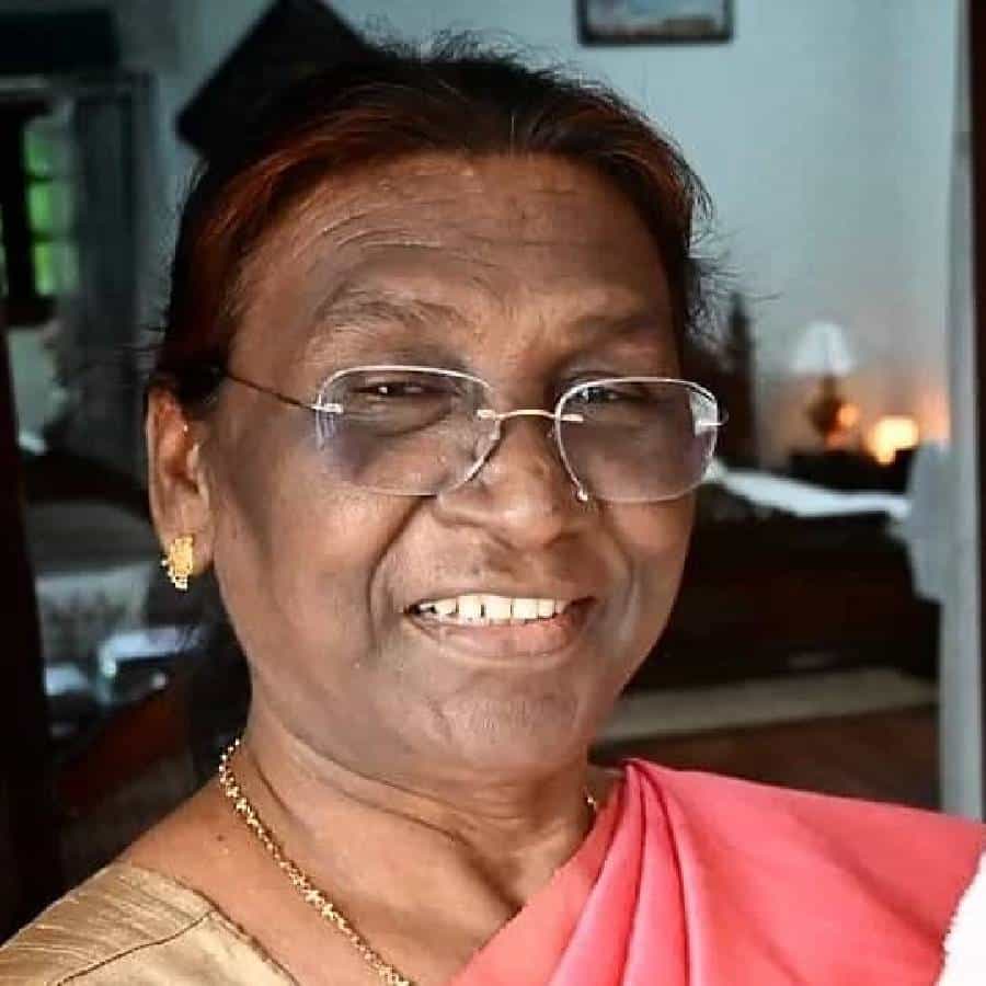 ओडिशाच्या आदिवासी महिला नेत्या आणि झारखंडच्या माजी राज्यपाल द्रौपदी मुर्मू यांचा जन्म 20 जून 1958 रोजी ओडिशातील मयूरभंज जिल्ह्यातील आदिवासी कुटुंबात झाला.