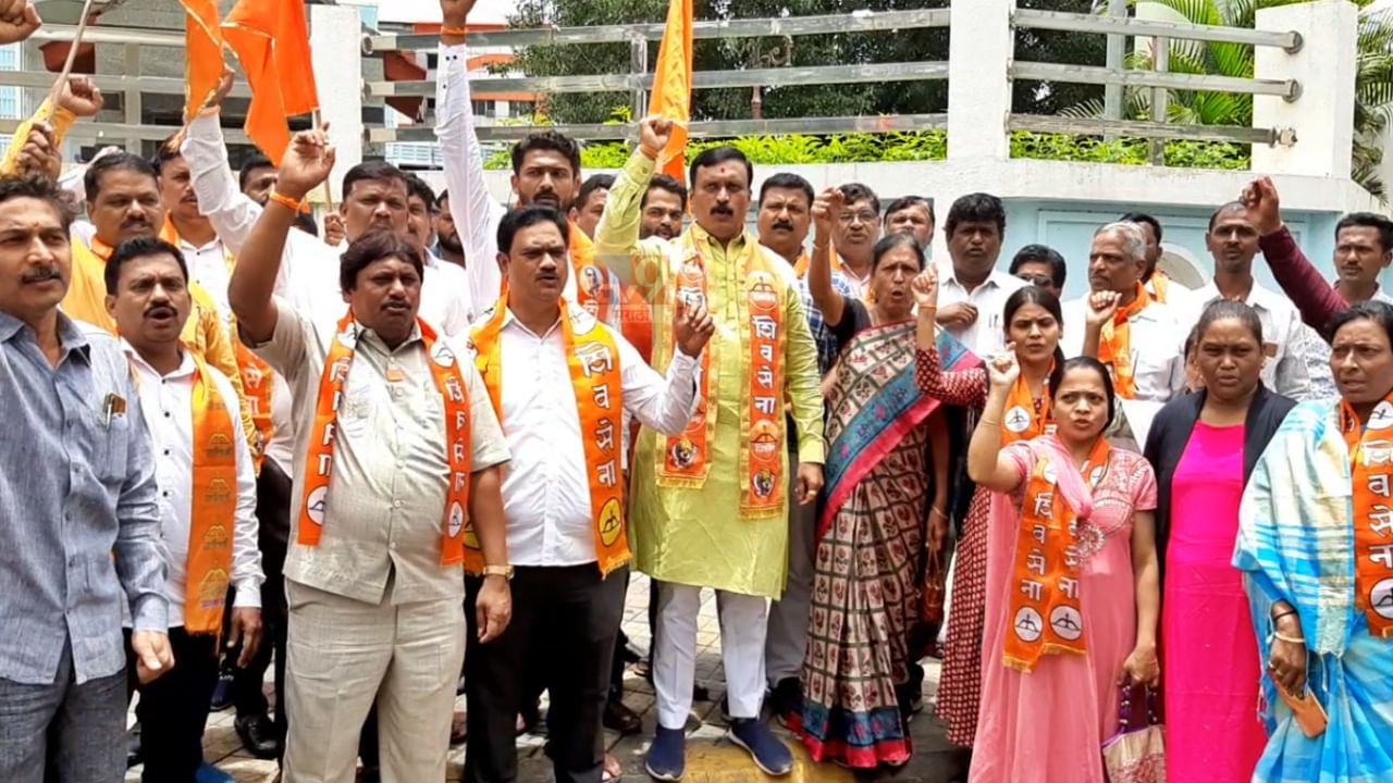 Shivsena : श्रीरंग बारणे शिवसेनेला लागलेलं ग्रहण, हिंमत असेल तर निवडणूक लढवून दाखवा; पिंपरी चिंचवडमधले शिवसैनिक आक्रमक Shivsena : श्रीरंग बारणे शिवसेनेला लागलेलं ग्रहण, हिंमत असेल तर निवडणूक लढवून दाखवा; पिंपरी चिंचवडमधले शिवसैनिक आक्रमक