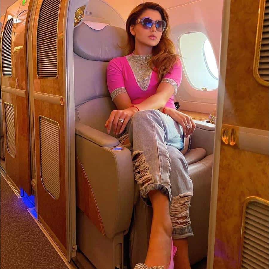 बॉलिवूड अभिनेत्री उर्वशी रौतेला नेहमीच सोशल मीडियावर चर्चेत असते. इंडस्ट्रीतील स्टायलिश अभिनेत्रींपैकी एक, तिची उर्वशी आये इंटरनेटवर अधिराज्य गाजवते. त्याचे चाहते त्याच्या फोटो आणि व्हिडिओची आतुरतेने वाट पाहत असतात.