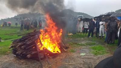 Pune Cemetery : डिझेल टाकून भर पावसात करावे लागतायत अंत्यसंस्कार; पुण्याच्या भोमाळेतली बिकट परिस्थिती