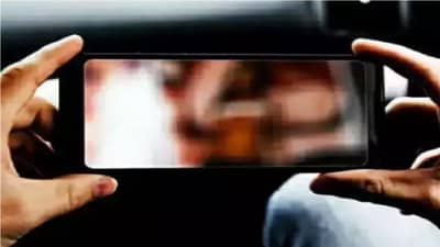 Extra Marital Affair: काकूचं बाहेर लफडं! पुतण्यानं अश्लिल व्हिडिओ बनवून मागीतले 25 लाख