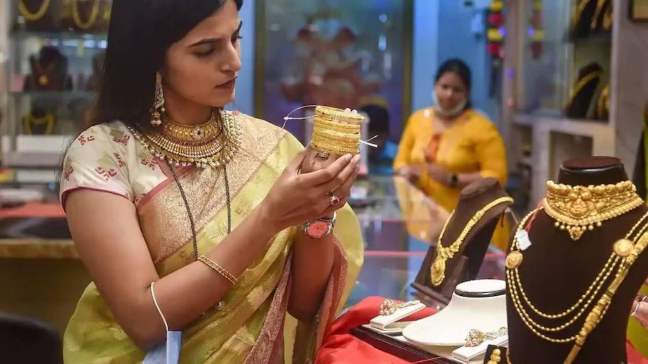 Gold Prices Fall | ऑफर सोन्याहून पिवळी मंडळी, सोने 16 महिन्यात सर्वात स्वस्त, आता खरेदीदारांच्या पडणार उड्या