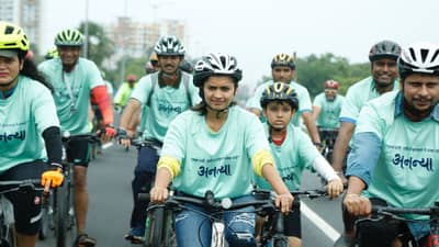 Hruta Durgule: कल्याणमधील सायकलस्वारांसोबत हृता दुर्गुळेनं चालवली सायकल