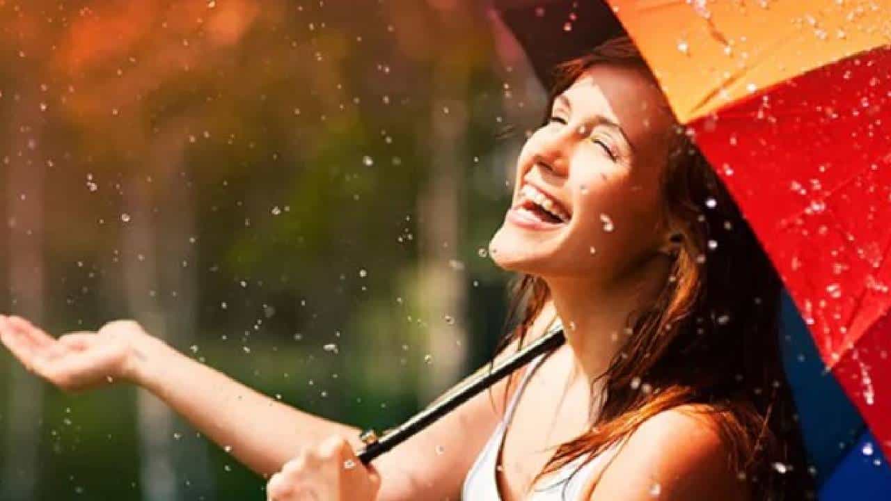 Monsoon Hair Care : पावसाळ्यात केसांना येणारा वास काही मिनिटांतच होईल दूर, फक्त ‘या’ टिप्स फॉलो करा!